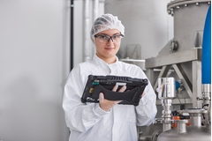 Technician with Micropilot FMR63B and Tablet in an food and beverages application