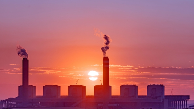 Industrieanlage mit Emissionen