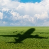 Flugzeugschatten auf einem Acker