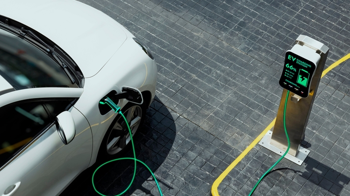 Elektrofahrzeug beim Laden der Batterie.