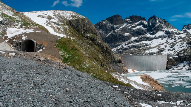 System mit zwei Stauseen im Hochgebirge der Schweizer Alpen System mit zwei Stauseen im Hochgebirge der Schweizer Alpen