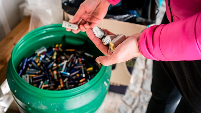 Batterieentsorgung in einem Recyclingzentrum.
