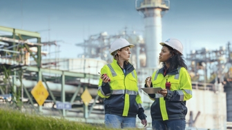 Experten für Nachhaltigkeitsinitiativen vor einem Kraftwerk
