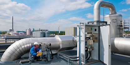 Endress+Hauser Mitarbeiter vor Messgeräten.