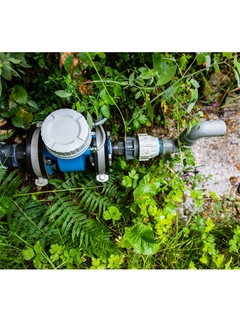 Proline Promag W 800 Advanced, im Wald installiert zur Fernüberwachung des Wasserabflusses einer Quelle