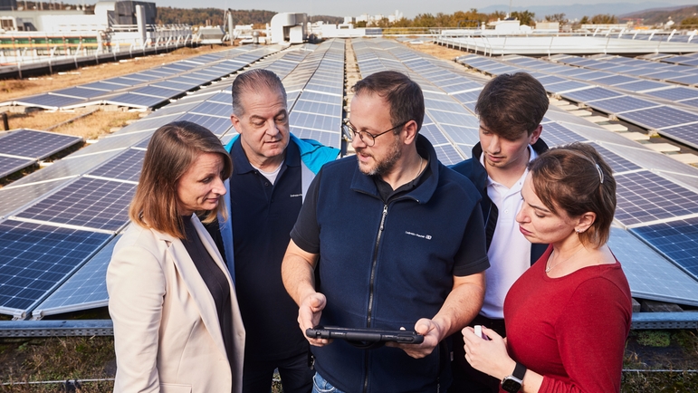 Mitarbeiter von Endress+Hauser auf dem Dach vor der Solaranlage.