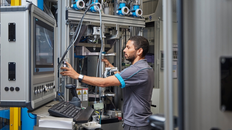 Ein Mitarbeiter von Endress+Hauser  bedient eine Kalibrieranlage.