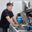 Servicetechniker am Gerät
