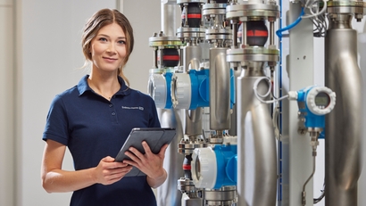 Servicetechnikerin am Gerät