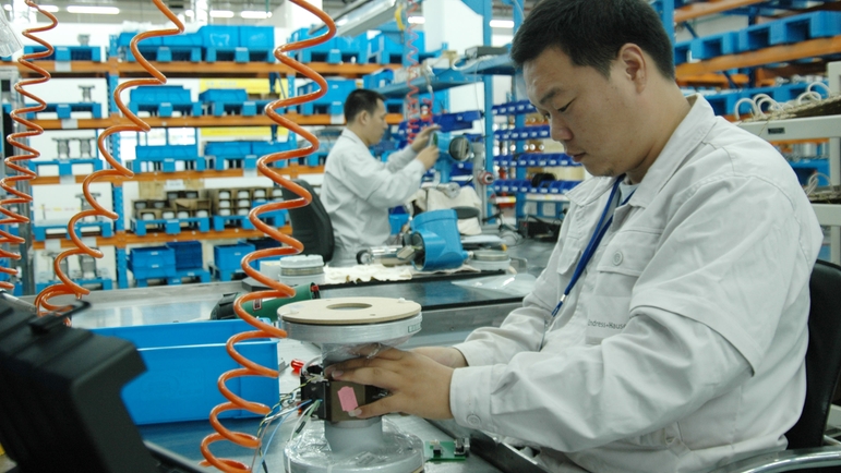 Endress+Hauser Flow China, Suzhou, Männer arbeiten in der Produktion