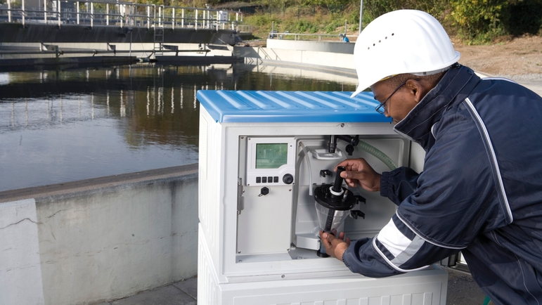 Sampling in a waterwater plant with Liquistation CSF48