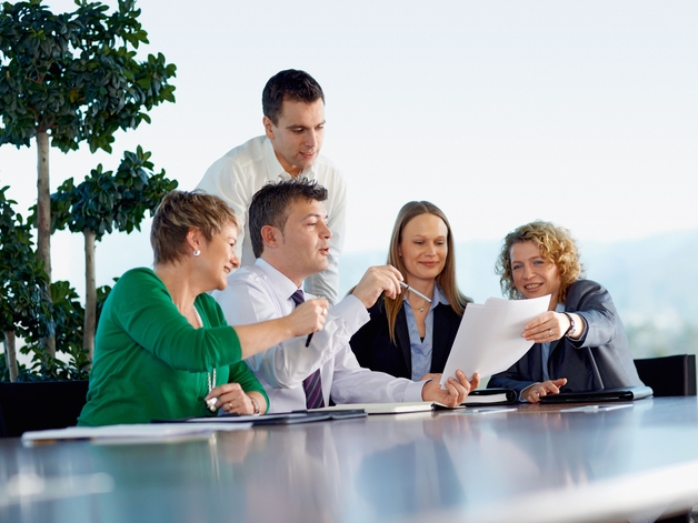 Endress+Hauser Mitarbeitende in einer Besprechung
