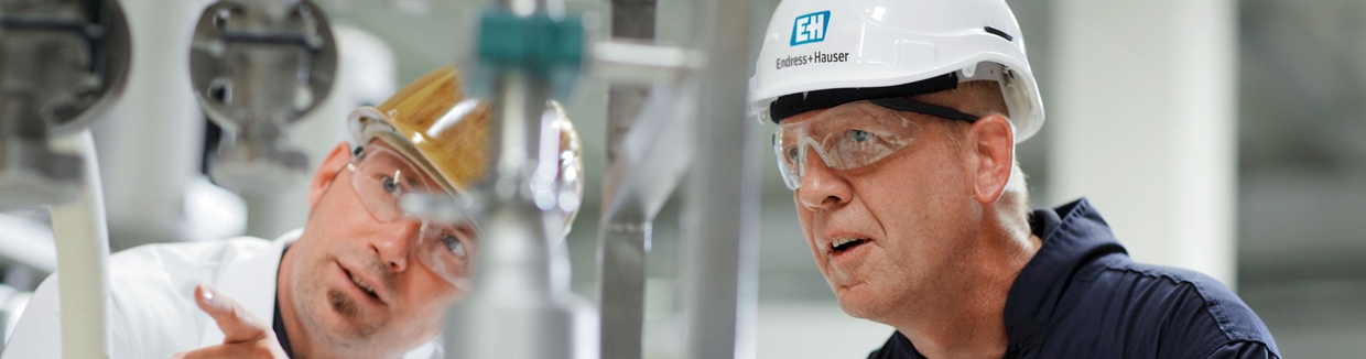 Endress+Hauser  Service Techniker  in einer Anlage