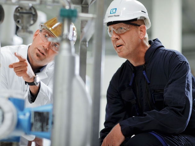 Kunde mit Endress+Hauser Ingenieur in einer Anlage.