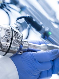 Ein hygienisches Thermometer iTHERM TM411 wird in eine Bioreaktor installiert