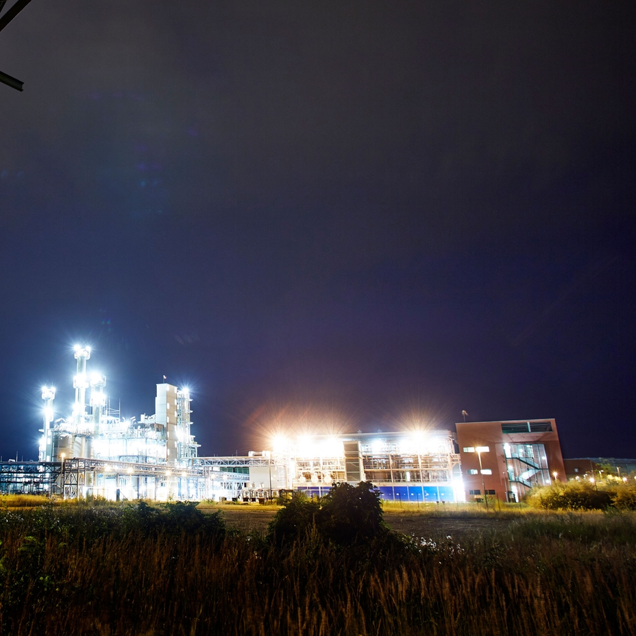 Chemieanlage bei Nacht