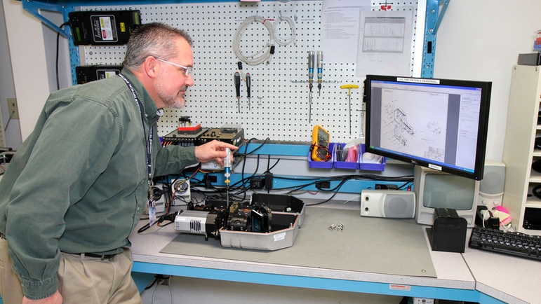 Raman-Ingenieur bei der Optimierung eines Spektrografen