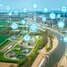 Eine Wasseraufbereitungsanlage, ein Fluss und eine Stadt von oben mit Digitalisierungssymbolen