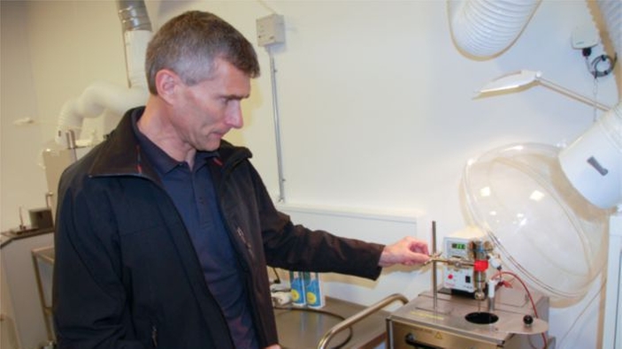 Kalibrierung des Temperatursensors in einem Labor durch Tommy Mikkelsen, Metrologe bei chr Hansen
