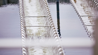 Der Ablauf der Abwasseraufbereitungsanlage in der Grundstoffe, Metalle und Bergbauindustrie