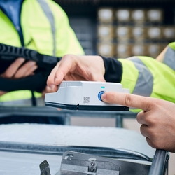 Micropilot FWR30 auf einem IBC Container