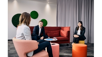 Mood picture: Employees sitting in a room