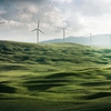 Windräder auf grünen Feldern
