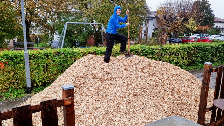 New wood chips for the kindergarten in Tüllingen (Germany)