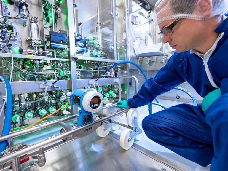 Flow calibration in a biopharmaceutical plant with a mobile calibration rig
