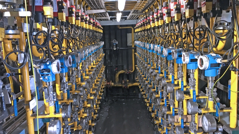 Ansicht einer Koksgas-Anlage mit Druckmessgeräten