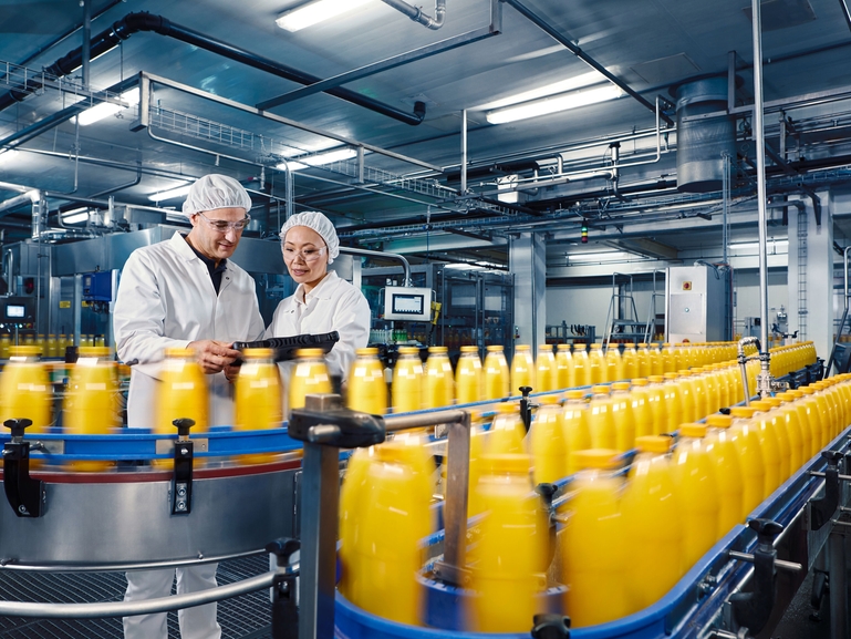 Abfüllung von Orangensaft in einer Getränkefabrik