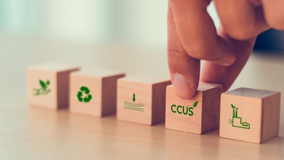 CCUS-Konzept (Carbon Capture, Utilization and Storage), symbolisiert durch fünf Holzblöcke.