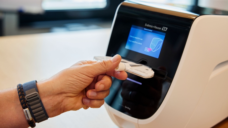 Ein Detektionsmodule wird in das Device eingeführt