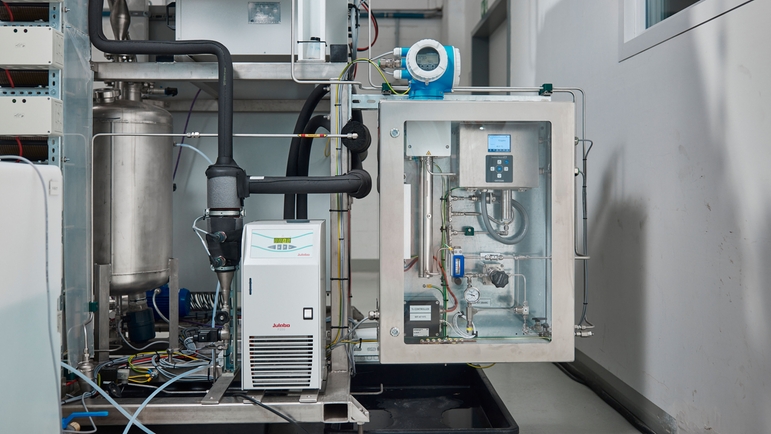 Endress+Hauser J22 TDLAS gas analyzer and OXY5500 oxygen analyzer for trace moisture and oxygen