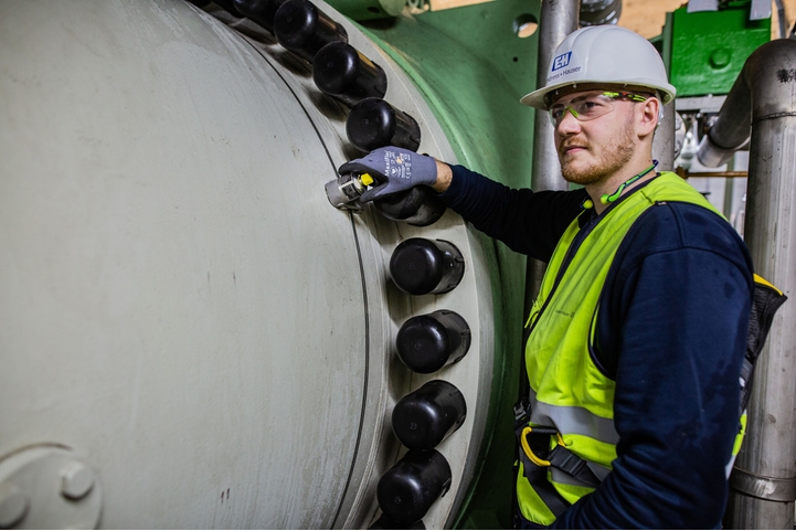 Abbildung einer Installation eines Clamp-On-Sensors in einem Wasserkraftwerk