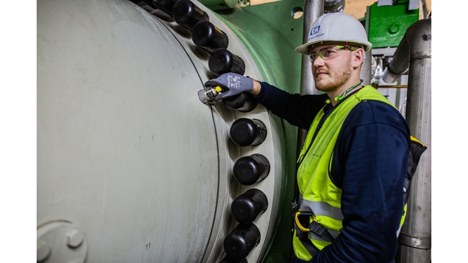 Abbildung einer Installation eines Clamp-On-Sensors in einem Wasserkraftwerk