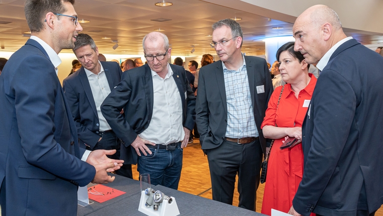 Beim jährlichen Innovatorentreffen zeigen die Erfinderinnen und Erfinder der Endress+Hauser Gruppe ihre Entwicklungen.