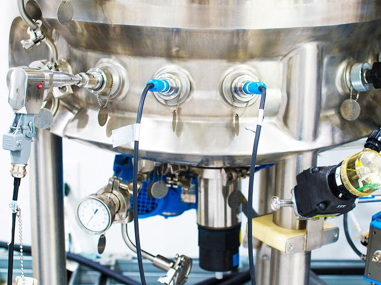 In situ photo of a Raman Rxn-45 probe and Memosens sensors inserted into a bioreactor Raman Rxn-45 probe and Memosens sensors installed in a Life Science bioreactor